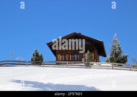 Hut invites you to take a break on the summit of the Eckbauers near Garmisch Partenkirchen. Snow-covered trees, fence in a snowy landscape at the Eckbauer. Winter in Werdenfelser Land, Europe, Germany, Bavaria, Upper Bavaria, dream weather Stock Photo