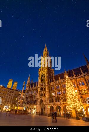 New Town Hall with illuminated Christmas tree, Marienplatz, Munich, Upper Bavaria, Bavaria, Germany, Europe