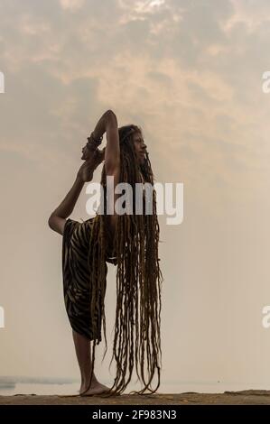 India, Varanasi, Yogi at the Ghat in Varanasi Stock Photo