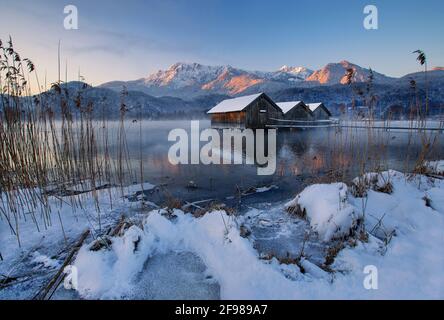 Boathouses on the Kochelsee with Herzogstand (1731m) and Heimgarten (1790m), Schlehdorf, Das Blaue Land, Upper Bavaria, Bavaria, Germany Stock Photo