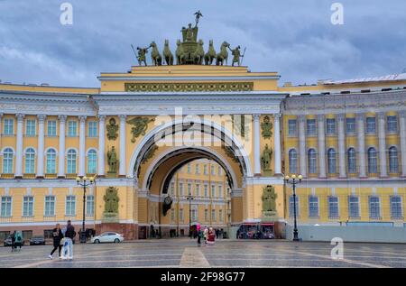 This spectacular, crescent-shaped neoclassical building, most famous for its central triumphal arch, which brings pedestrians out on to Palace Square Stock Photo