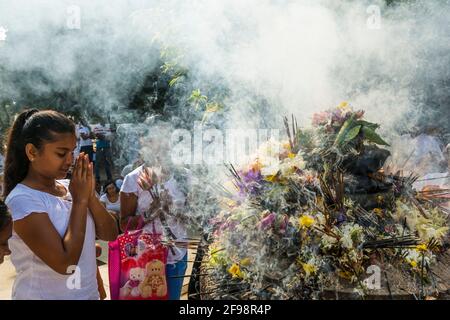 Sri Lanka, Kelaniya, Kelaniya Temple, believers, praying, smoke Stock Photo