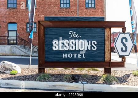 BRISTOL, TN-VA, USA-7 APRIL 2021: The street sign for  The Sessions Hotel, named after the famous 1927 recording sessions of founding country  musican Stock Photo