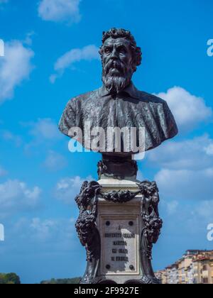 Statue of Benvenuto Cellini on Ponte Vecchio Bridge in Venice - Tuscany, Italy Stock Photo