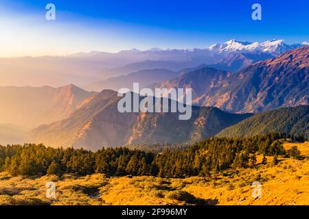 View enroute to Tungnath-Chandrashila hiking trail in Chopta, Uttarakhand, India Stock Photo