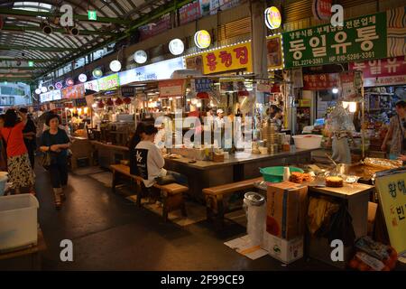 Street food stalls or meokjagolmok ('food alley') at the huge and historic Gwangjang Market in Jongno-gu, Seoul, South Korea. Stock Photo