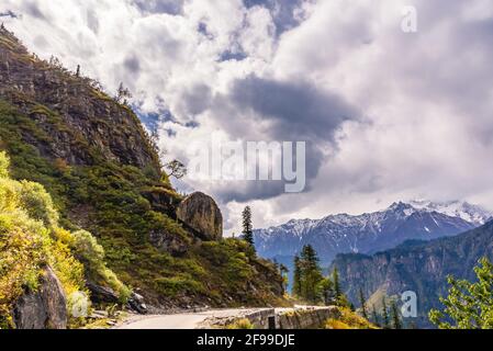 Mesmerizing view en-route to Rohtang pass of Pir Panjal himalayas mountain range on leh Manali highway, Himachal Pradesh, India. Stock Photo