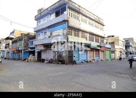 Beawar, Rajasthan, India, April 16, 2021: A market wears deserted look during weekend curfew imposed by state government, amid surge in coronavirus cases across the country, in Beawar. Credit: Sumit Saraswat/Alamy Live News Stock Photo