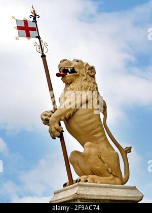 The newly refurbished golden lions are returned to the city Bargate. The lions have stood watch over the city for centuries. Southampton, UK Stock Photo