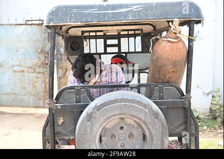 Allahabad, Uttar Pradesh, India. 17th Apr, 2021. Prayagraj: Partisan carrying oxygen cylinders at a factory in Prayagraj on Saturday, April 17, 2021 Credit: Prabhat Kumar Verma/ZUMA Wire/Alamy Live News
