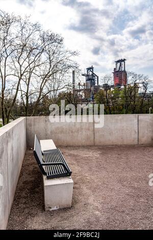 City park, park on the doorstep, on Kaiser-Wilhelm-Strasse, in Duisburg-Bruckhausen, view of the ThyssenKrupp Steel steelworks Bruckhausen, blast furn Stock Photo