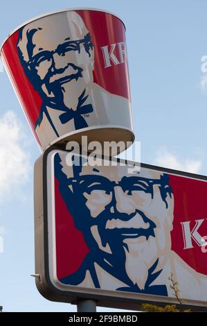 KFC (Kentucky Fried Chicken) illuminated billboard, featuring a three-dimensional bucket on top Stock Photo