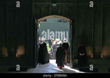 Pall Bearers carrying the coffin of the Duke of Edinburgh into St George's Chapel, Windsor Castle, Berkshire. Picture date: Saturday April 17, 2021. Stock Photo