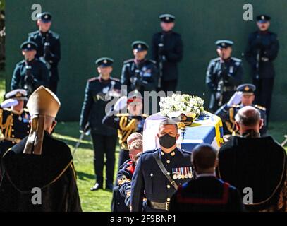 Pall Bearers carrying the coffin of the Duke of Edinburgh into St George's Chapel, Windsor Castle, Berkshire. Picture date: Saturday April 17, 2021. Stock Photo