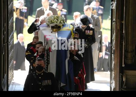 Pall Bearers carrying the coffin of the Duke of Edinburgh into St George's Chapel, Windsor Castle, Berkshire. Picture date: Saturday April 17, 2021. Stock Photo