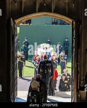 Pall Bearers carrying the coffin of the Duke of Edinburgh into St George's Chapel, Windsor Castle, Berkshire. Picture date: Saturday April 17, 2021. Stock Photo