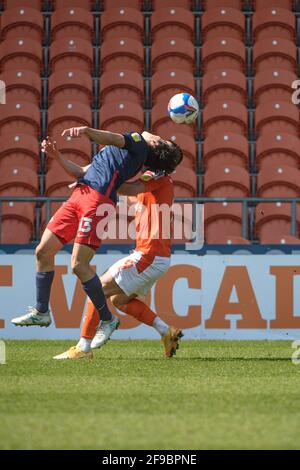 BLACKPOOL, UK. APRI 17TH Luke O'Nien of Sunderland AFC and Jerry Yates of Blackpool FC try to get the ball during the Sky Bet League 1 match between Blackpool and Sunderland at Bloomfield Road, Blackpool on Saturday 17th April 2021. (Credit: Ian Charles | MI News) Credit: MI News & Sport /Alamy Live News Stock Photo