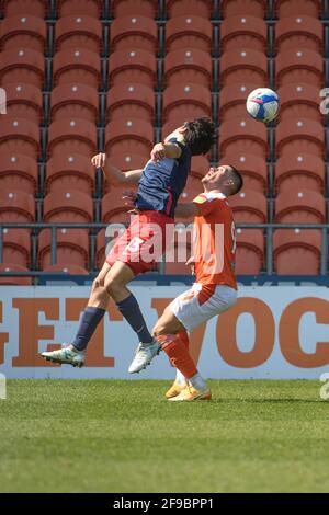 BLACKPOOL, UK. APRI 17TH Luke O'Nien of Sunderland AFC and Jerry Yates of Blackpool FC try to get the ball during the Sky Bet League 1 match between Blackpool and Sunderland at Bloomfield Road, Blackpool on Saturday 17th April 2021. (Credit: Ian Charles | MI News) Credit: MI News & Sport /Alamy Live News Stock Photo