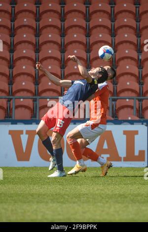 BLACKPOOL, UK. APRI 17TH Luke O'Nien of Sunderland AFC and Jerry Yates of Blackpool FC try to get the ball during the Sky Bet League 1 match between Blackpool and Sunderland at Bloomfield Road, Blackpool on Saturday 17th April 2021. (Credit: Ian Charles | MI News) Credit: MI News & Sport /Alamy Live News Stock Photo