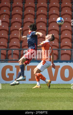 BLACKPOOL, UK. APRI 17TH Luke O'Nien of Sunderland AFC and Jerry Yates of Blackpool FC try to get the ball during the Sky Bet League 1 match between Blackpool and Sunderland at Bloomfield Road, Blackpool on Saturday 17th April 2021. (Credit: Ian Charles | MI News) Credit: MI News & Sport /Alamy Live News Stock Photo