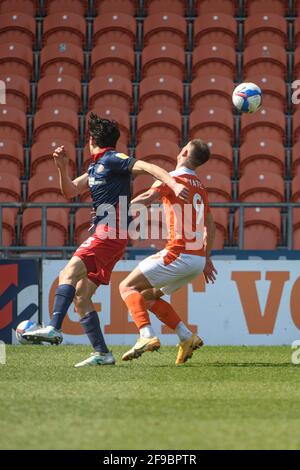 BLACKPOOL, UK. APRI 17TH Luke O'Nien of Sunderland AFC and Jerry Yates of Blackpool FC try to get the ball during the Sky Bet League 1 match between Blackpool and Sunderland at Bloomfield Road, Blackpool on Saturday 17th April 2021. (Credit: Ian Charles | MI News) Credit: MI News & Sport /Alamy Live News Stock Photo