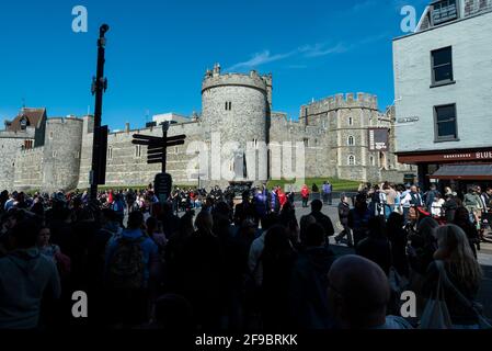 Windsor, UK.  17 April 2021. Crowds outside Windsor Castle on the day of the funeral of Prince Philip who died on 9 April, aged 99.  Coronavirus pandemic restrictions have limited the number of mourners to 30 close family members at the 3pm funeral at Windsor Castle.   Credit: Stephen Chung / Alamy Live News
