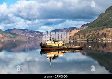 LOCH DUICH KINTAIL WEST COAST SCOTLAND LOOKING UP THE LOCH TOWARDS INVERINATE FROM AULT A' CHRUINN WITH OLD TUG BOAT THE TREGEAGLE Stock Photo