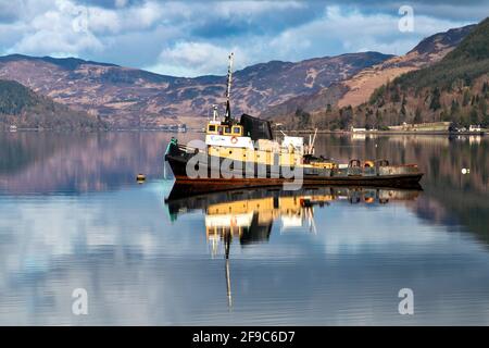 LOCH DUICH KINTAIL WEST COAST SCOTLAND LOOKING UP THE LOCH TOWARDS INVERINATE FROM AULT A' CHRUINN WITH RUSTY OLD TUG BOAT THE TREGEAGLE Stock Photo