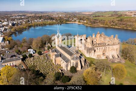 Aerial view of Linlithgow Palace, St Michaels’s Parish Church beside Linlithgow Loch in West Lothian, Scotland, Uk Stock Photo