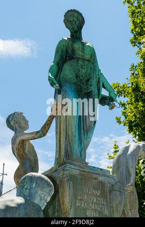 Historischer Hygieia Brunnen mit Bronzefiguren in Karlsruhe Stock Photo
