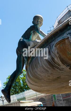 Historischer Hygieia Brunnen mit Bronzefiguren in Karlsruhe Stock Photo