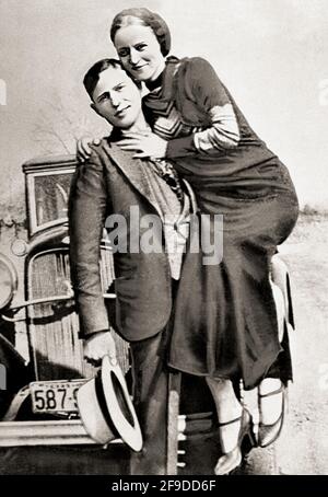 1934 , Arkansas , USA : The famous gangsterns  BONNIE PARKER  ( 1910 - 1934 ) and CLYDE BARROW ( 1909 - 1934 ). Contrary to popular belief the two never married. They were in a long standing relationship. Posing in front of a 1932 Ford V8 automobile where  Bonnie and Clyde dead on May 23, 1934 . Unknown photographer . - OUTLAWS - KILLER - ASSASSINO - delinquente - criminalità organizzata  - GANGSTERN - Bos - CRONACA NERA - CRIMINALE - car - automobile - hat - cappello ---  Archivio GBB Stock Photo