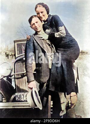 1934 , Arkansas , USA : The famous gangsterns  BONNIE PARKER  ( 1910 - 1934 ) and CLYDE BARROW ( 1909 - 1934 ). Contrary to popular belief the two never married. They were in a long standing relationship. Posing in front of a 1932 Ford V8 automobile where Bonnie and Clyde dead on May 23, 1934 . Unknown photographer . DIGITALLY COLORIZED . - OUTLAWS - KILLER - ASSASSINO - delinquente - criminalità organizzata  - GANGSTERN - Bos - CRONACA NERA - CRIMINALE - car - automobile - hat - cappello ---  Archivio GBB Stock Photo