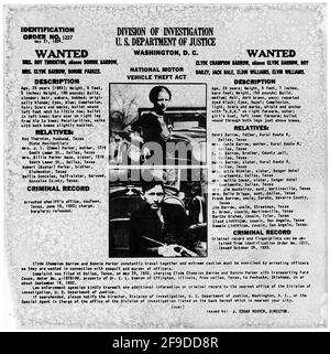 1934 , Arkansas , USA : The Wanted Poster for the famous gangsterns couple  BONNIE PARKER  ( 1910 - 1934 ) and CLYDE BARROW ( 1909 - 1934 ). Contrary to popular belief the two never married. They were in a long standing relationship. Posing in front of a 1932 Ford V8 automobile. Recovered from Bonnie and Clyde after their deaths on May 23, 1934 . Unknown photographer . - OUTLAWS - KILLER - ASSASSINO - delinquente - criminalità organizzata  - GANGSTERN - Bos - CRONACA NERA - CRIMINALE - car - automobile - hat - cappello - sigaro - fumo - smoke - fumatore - woman smoker - fumatrice - pistola - r Stock Photo