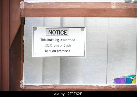 No drugs or cash left in building sign on window Stock Photo