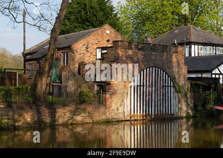 Bridgewater canal, Worsley. Boathouse with reflection in water Stock Photo