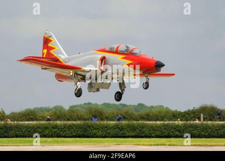 Patrulla Águila, aerobatic demonstration team of the Spanish Air Force. Casa C-101 Aviojet jet plane, landing at RAF Waddington with spotters at fence Stock Photo