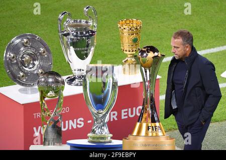 File:Réplique trophée de la ligue des champions 2001 remporté par le Bayern  Munich.jpg - Wikimedia Commons