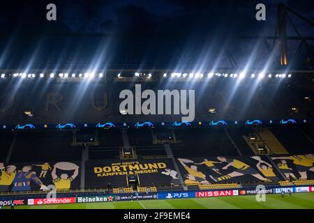 Dortmund, Signal Iduna Park, 14.04.21: Strahlende Lichter leuchten im Stadion im Spiel Champions league Borussia Dortmund vs. Manchester City.  Foto: