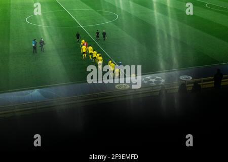 Dortmund, Signal Iduna Park, 14.04.21:Einlauf der Dortmunder Spieler ins leere Stadion im Spiel Champions league Borussia Dortmund vs. Manchester City