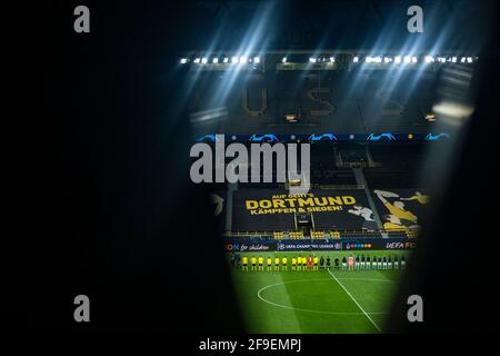 Dortmund, Signal Iduna Park, 14.04.21: Einlauf beider Mannschaften ins leere Stadion im Spiel Champions league Borussia Dortmund vs. Manchester City.