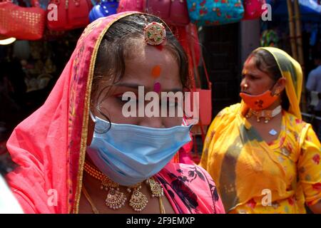 Kolkata, India. 18th Apr, 2021. Women are wearing protective mask inside of a market area amid the spread of Covid-19 in Kolkata. (Photo by Sudipta Das/Pacific Press) Credit: Pacific Press Media Production Corp./Alamy Live News Stock Photo