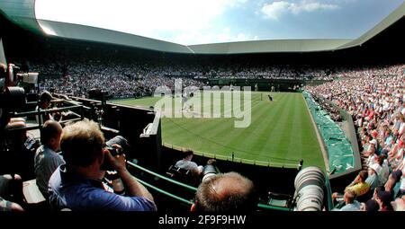 Wimbledon Tennis Championships July 2001 TIM HENMAN V TODD MARTIN Stock Photo