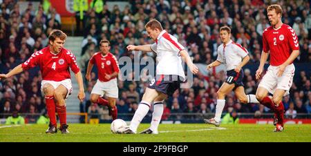 ENGLAND V DENMARK 16/11/2003  WAYNE ROONEY PASSES THE BALL TO JOE COAL WHO SCORES THE 2ND GOAL PICTURE DAVID ASHDOWNENGLAND FOOTBALL Stock Photo