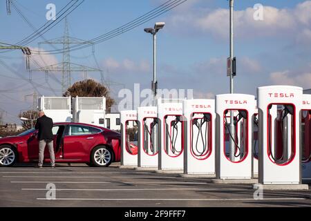 Supercharger charging station for Tesla electric vehicles, Tesla Model S, Frechen, North Rhine-Westphalia, Germany.  Supercharger Ladestation fuer Tes Stock Photo