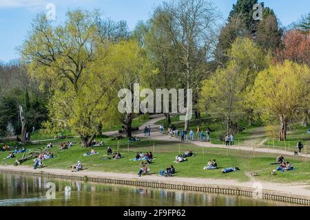 London, UK. 18th Apr, 2021. Fine weather in Hampstead encourages people to meet outdoors as the relaxation of lockdown restrictions continues, allowing people to meet in groups of up to six, outdoors. Credit: Guy Bell/Alamy Live News Stock Photo