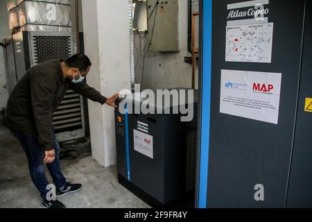 November 11, 2021: Gaza, Palestine. 18 April 2021. The Palestinian Ministry of Health in Gaza inaugurates a new oxygen generator plant to produce medical-grade oxygen at the Al-Shifa Medical Complex in Gaza City. The new facilities will increase the availability of oxygen for the support ad treatment of Covid-19 patients in the Gaza Strip Credit: Ahmad Hasaballah/IMAGESLIVE/ZUMA Wire/Alamy Live News Stock Photo