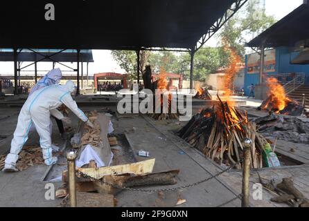 New Delhi, New Delhi, India. 18th Apr, 2021. Multiple burning pyres of patients who died of the Covid-19 coronavirus infections at a crematorium on April 18, 2021 in New Delhi, India.Delhi on Sunday reported 25,462 COVID-19 cases, the highest single-day spike in the national capital till date, according to data shared by the Health Department. The city also reported 161 deaths, while the positivity rate shot up to 29.74 per cent, also the highest so far. Credit: Vijay Pandey/ZUMA Wire/Alamy Live News Stock Photo