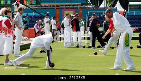 COMMONWEALTH GAMES IN MANCHESTER 26/7/2002  LAWN BOWLS BLIND PLAYERS SUSAN NJANI (KENYA) AND HELPER (RIGHT) IN AMATCH WITH GLORIA HOPKINGS (WALES) DARK GLASSES LEFT PICTURE DAVID ASHDOWN.COMMONWEALTH GAMES MANCHESTER Stock Photo