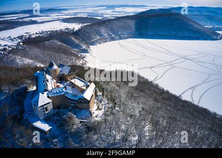 Luftaufnahme von Schloss Waldeck am Edersee im Winter bei Sonnenschein Stock Photo